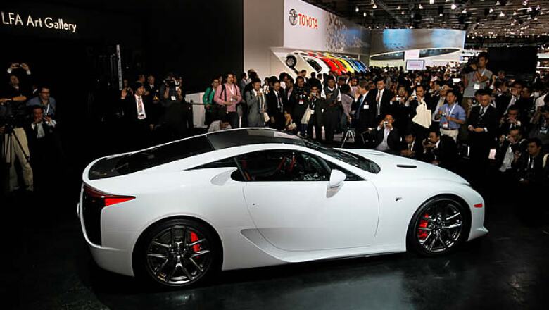 La marca de lujo de Toyota, Lexus, muestra su modelo LFA que estará disponible dentro de dos años.
