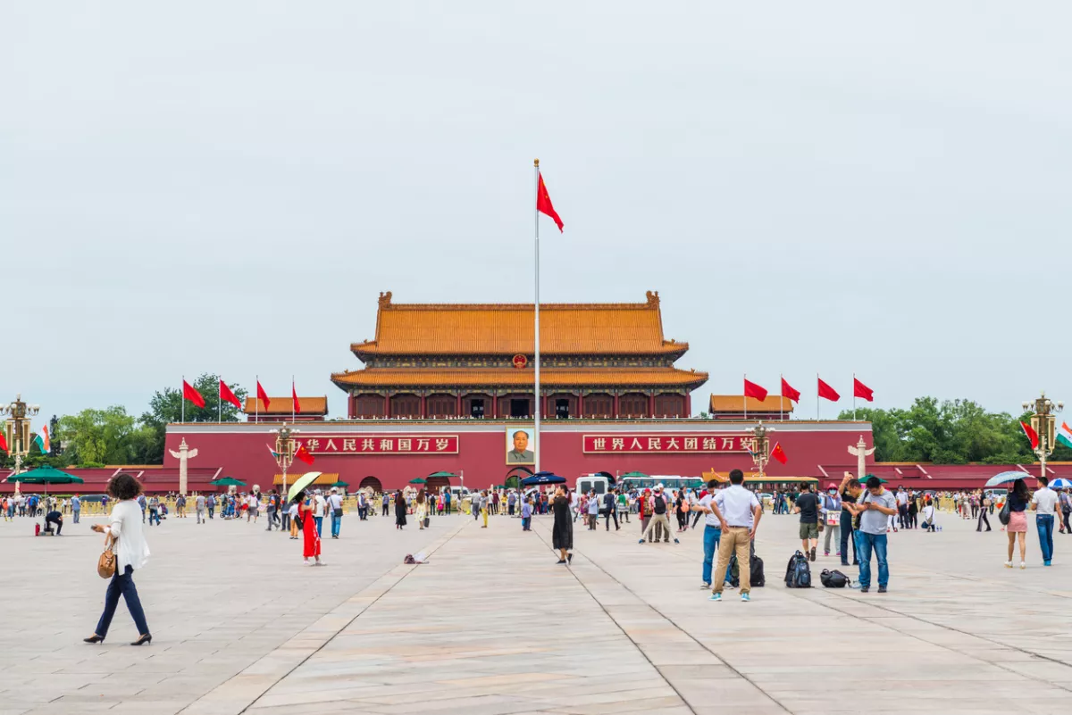 La plaza de Tiananmen, la más grande del mundo, es una de los puntos más importantes de Beijing, China. 