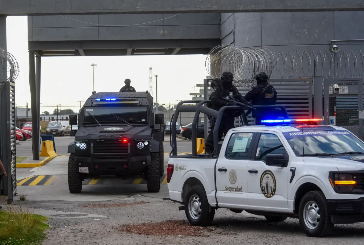 En la imagen se observan patrullas custodiadas por policías armados.