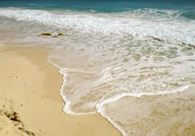 En Cancún, los trabajos consistieron en el relleno simple de 5,200,000 metros cúbicos de arena y en la colocación de estructuras longitudinales a lo largo de 10.5 km de playas. (Foto: Cortesía Presidencia de la República)