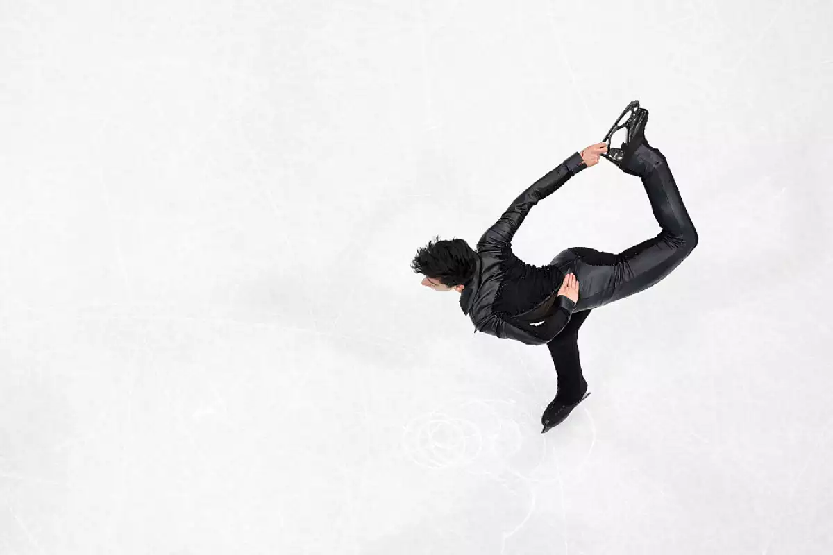 Foto de Donovan Carrillo ejecutando su rutina final en los Juegos Olímpicos de Invierno Milano Cortina 2026.