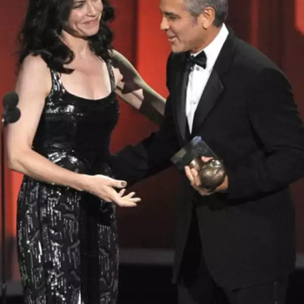 George Clooney recibe el premio humanitario Bob Hope de manos de su ex Julianna Margulies y el público le aplaudió de pie.