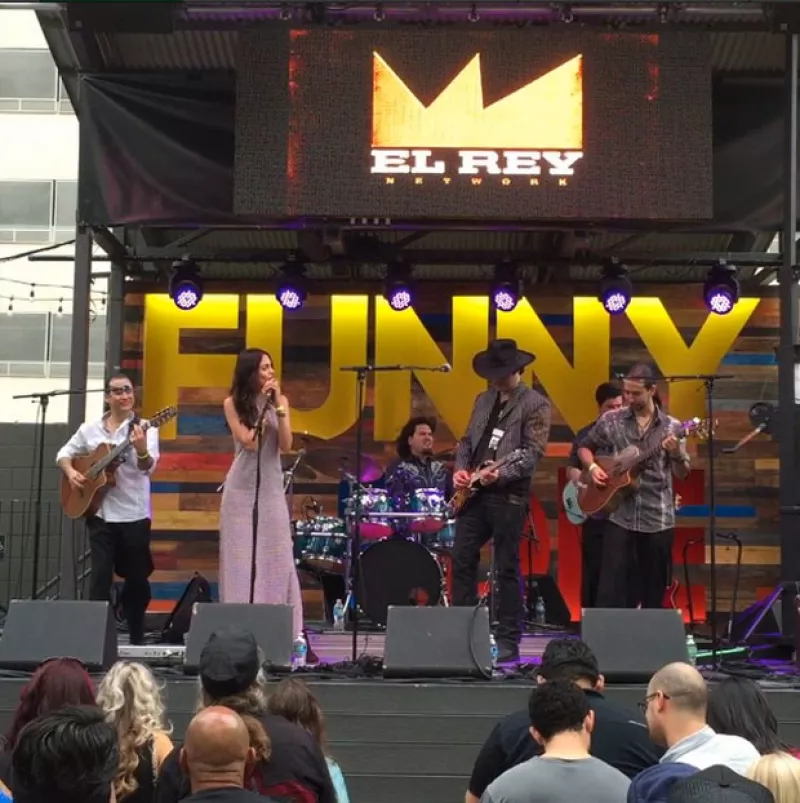 Tras anunciar su regreso al set de grabación para la segunda temporada de "From Dusk Till Dawn", la artista sorpresivamente formó parte de una presentación en el festival SXSW.