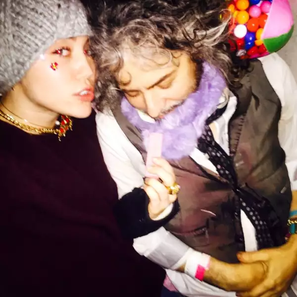 Miley haciéndole bullying a su amigo Wayne de The Flaming Lips mientras duerme.