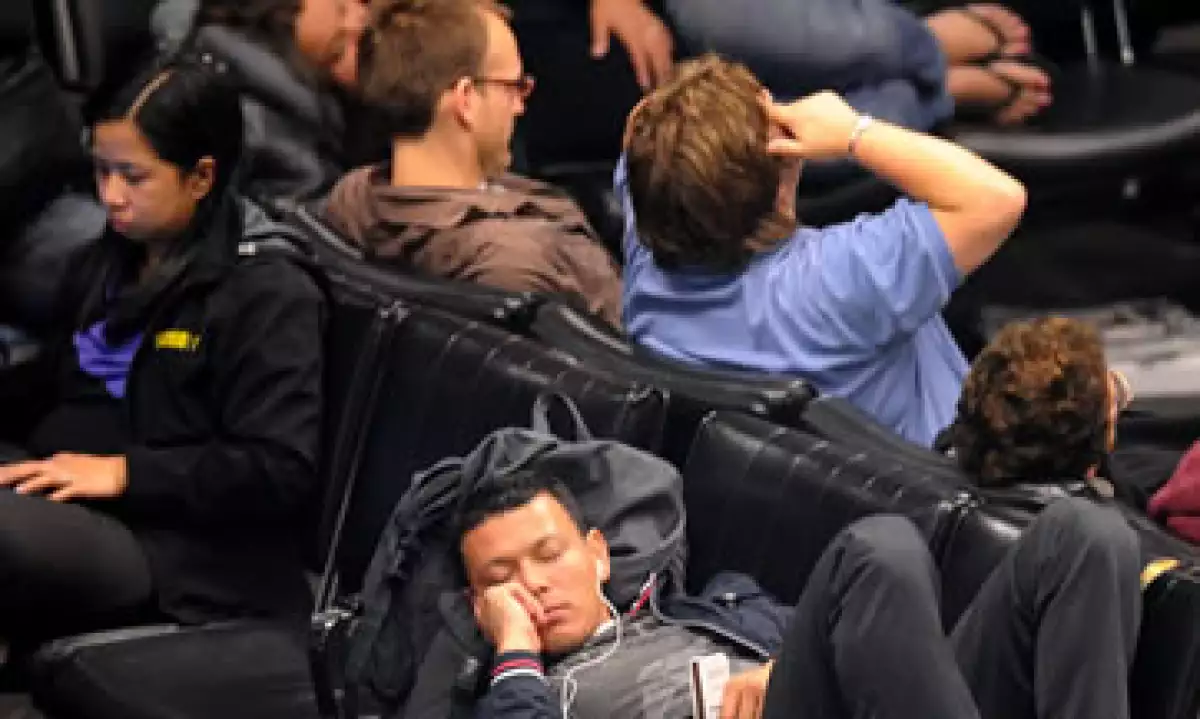 Pasajeros tuvieron que dormir en una sala del aeropuerto internacional de San Francisco en la madrugada de este sábado. (Foto: AP)