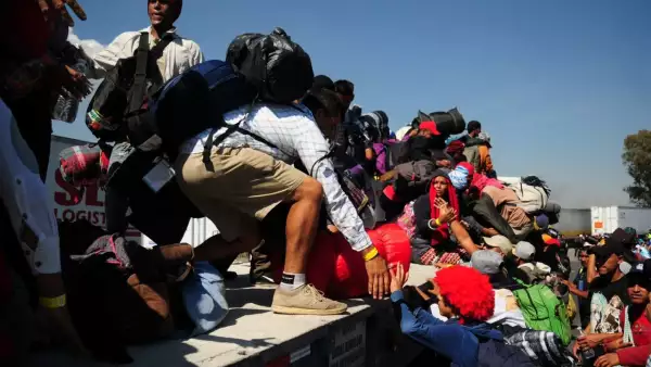 TEPEJÍ DEL RÍO, HIDALGO, 09NOVIEMBRE2018.- Un grupo de migrantes centroamericanos que abandonó el albergue en la Ciudad de México continúa su viaje hacia el norte del país a pie o subiéndose a trailers y camionetas que se ofrecen para llevarlos. Los migrantes esperan llegar esta tarde a la ciudad de Querétaro dónde hay un albergue en el que pueden pasar la noche.
FOTO: DIEGO SIMÓN SÁNCHEZ /CUARTOSCURO.COM