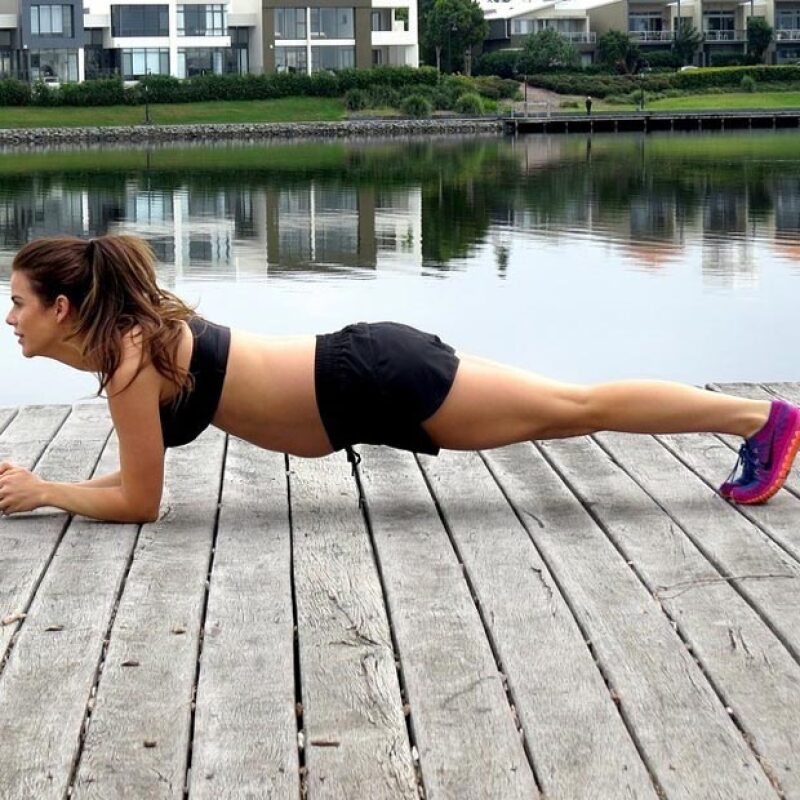 A pesar de tener seis meses de embarazo, la modelo fitness continúa realizando ejercicio con la supervición de su ginecólogo.