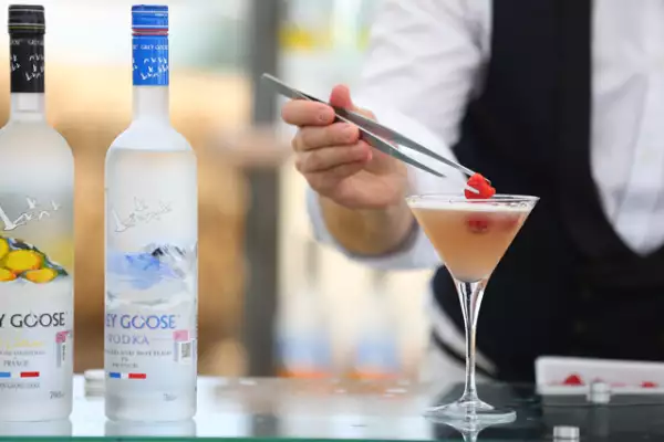 Grey Goose French Martini. La frambuesa además de darle un toque decorativo, complementa de manera perfecta el coctel.