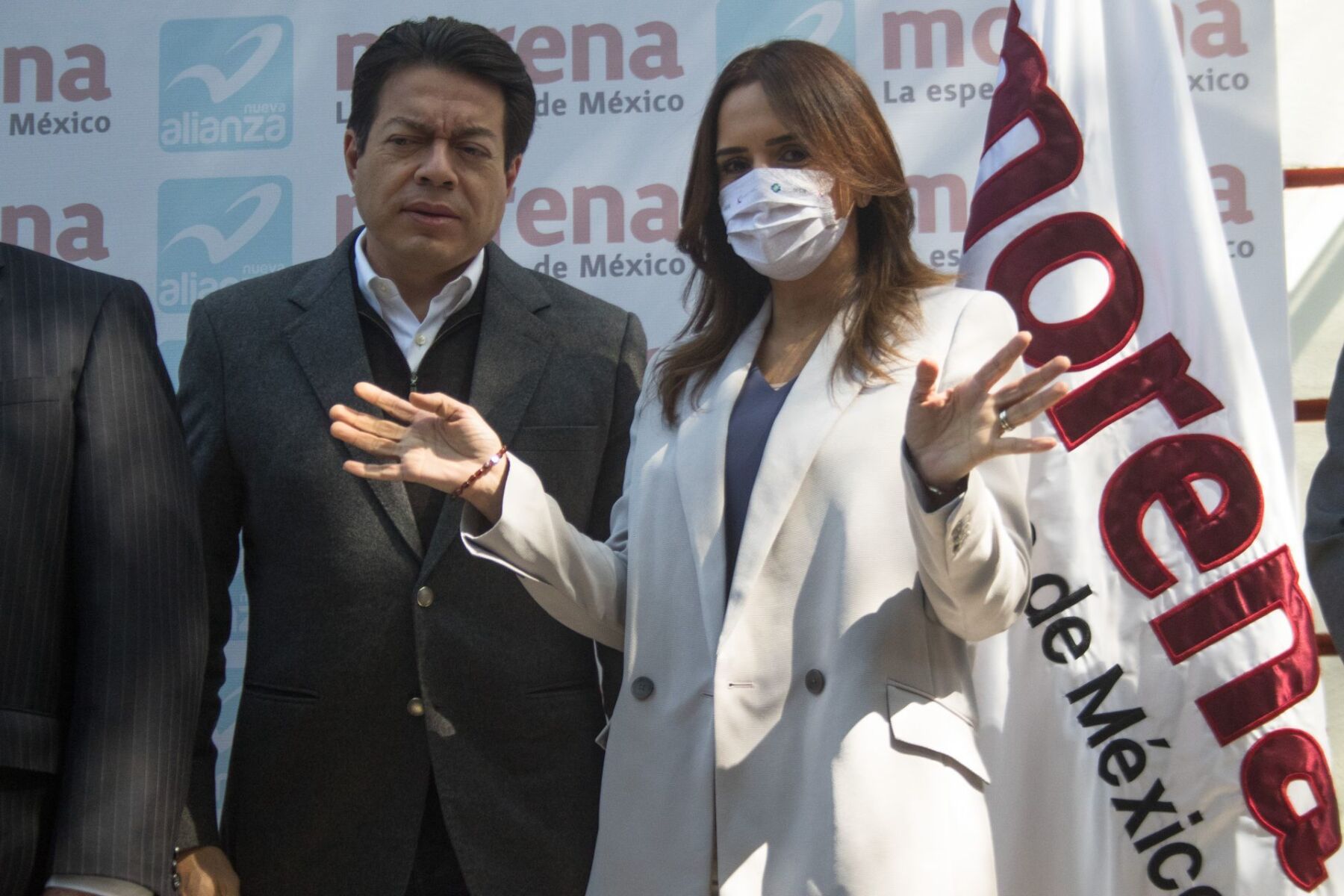 Las aspiraciones de Clara Luz Flores molestan a militantes de Morena en NL