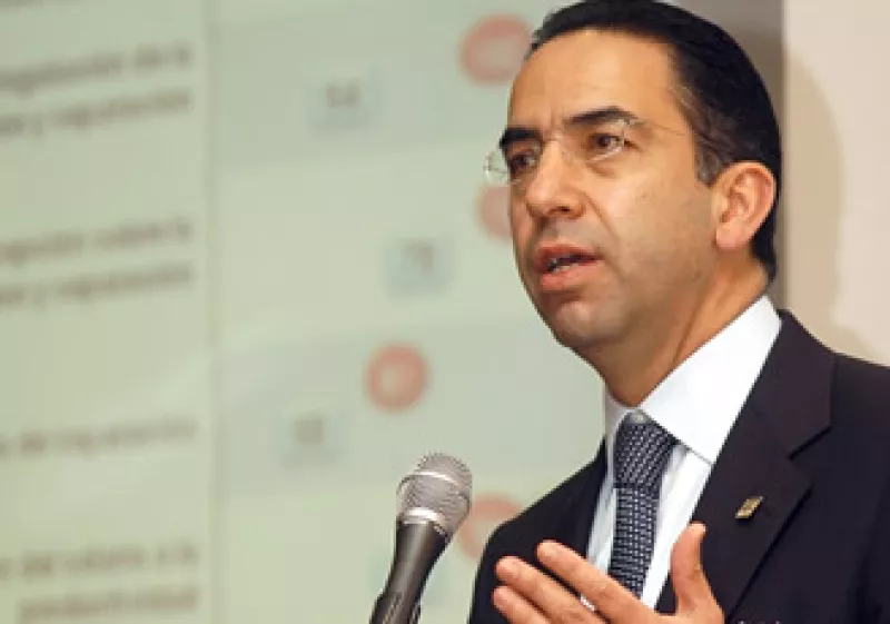 Javier Lozano, secretario del Trabajo, no ha revelado los nombres de los posibles inversionistas que inyectarían recursos en Mexicana. (Foto: Notimex)