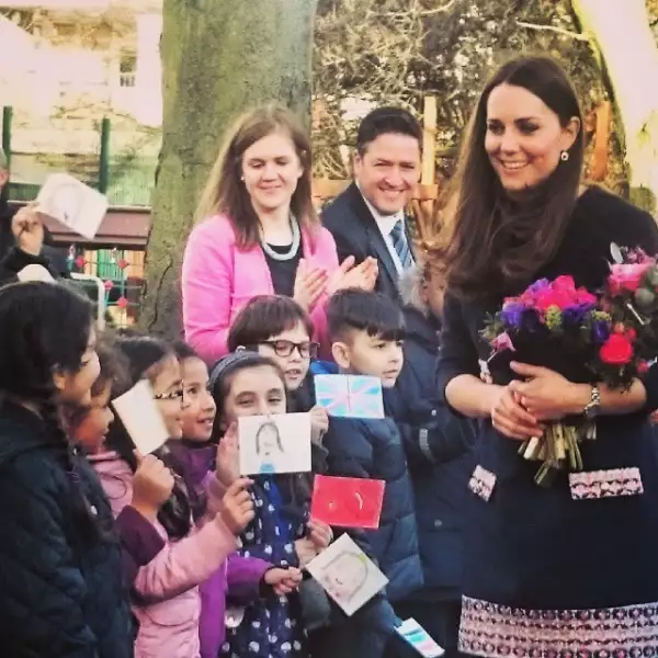 Kate, a quien cada vez se le nota más el embarazo, acudió a la inauguración de un salón de arte de la escuela primaria en donde le regalaron flores.
