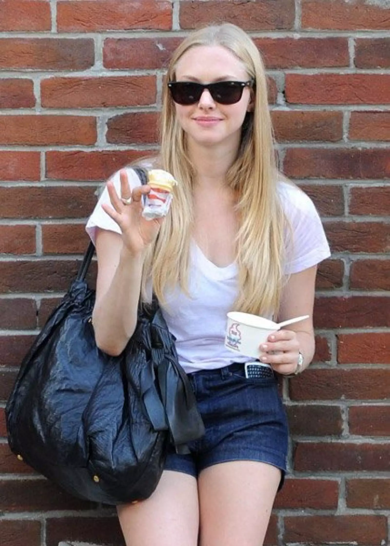 Amanda Seyfried puede darse el lujo de deleitarse de vez en cuando con helados, pues tiene uno de los cuerpos más esbeltos de Hollywood.