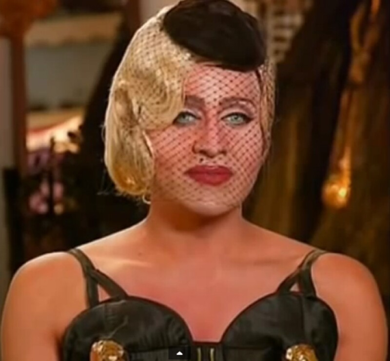 Además, Adam tiene un extenso guardarropa para parecerse a Madonna.