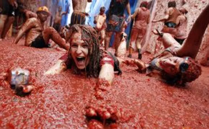 El ayuntamiento de la ciudad de Buñol estimó que más de 40.000 personas, algunos procedentes de sitios tan lejanos como Japón y Australia, se aventaron 100 toneladas de tomates en la famosa lucha.