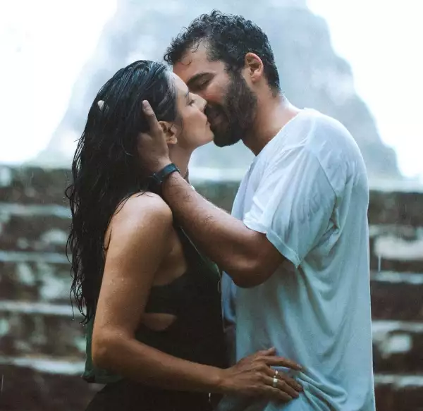 Aislinn Derbez y Jonathan Kubben