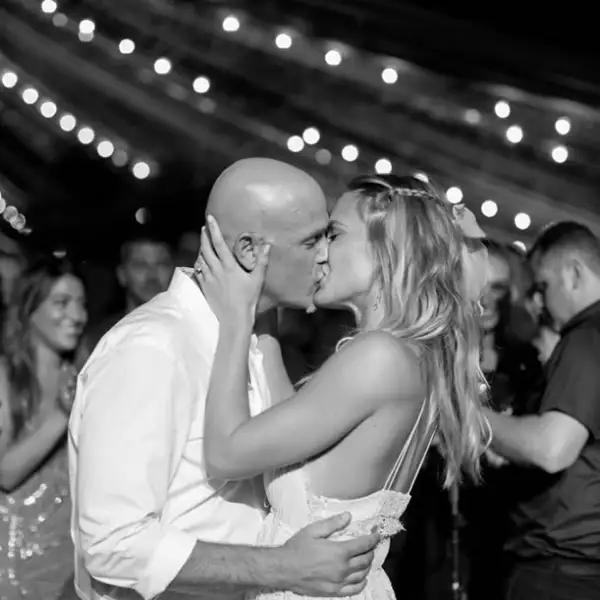 Love is in the air! Bar Refaeli y el empresario Adi Ezra por fin dieron el big step y se casaron.