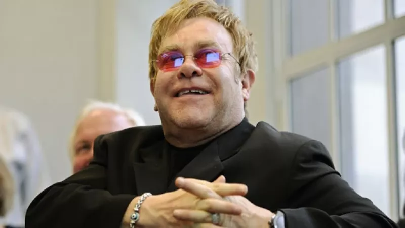 El músico británico sonríe durante una entrevista para el diario The Independent