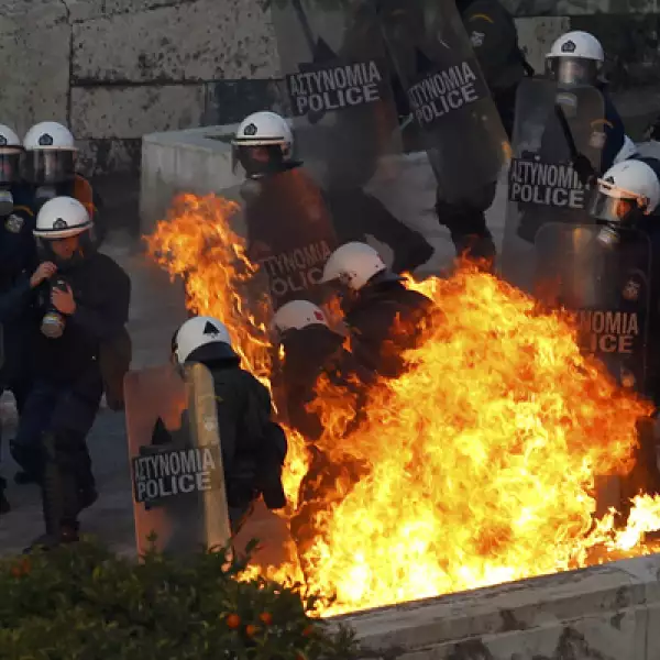 Los legisladores debaten un proyecto de ley que establece 3,300 mde en recortes adicionales de salarios, pensiones y despidos a cambio del paquete de rescate de 130,000 mde.