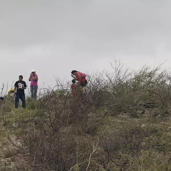 Residentes buscan señal celular