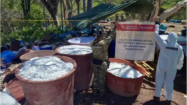 Elementos de seguridad durante la inhabilitación de uno de los tres laboratorios en Sinaloa.