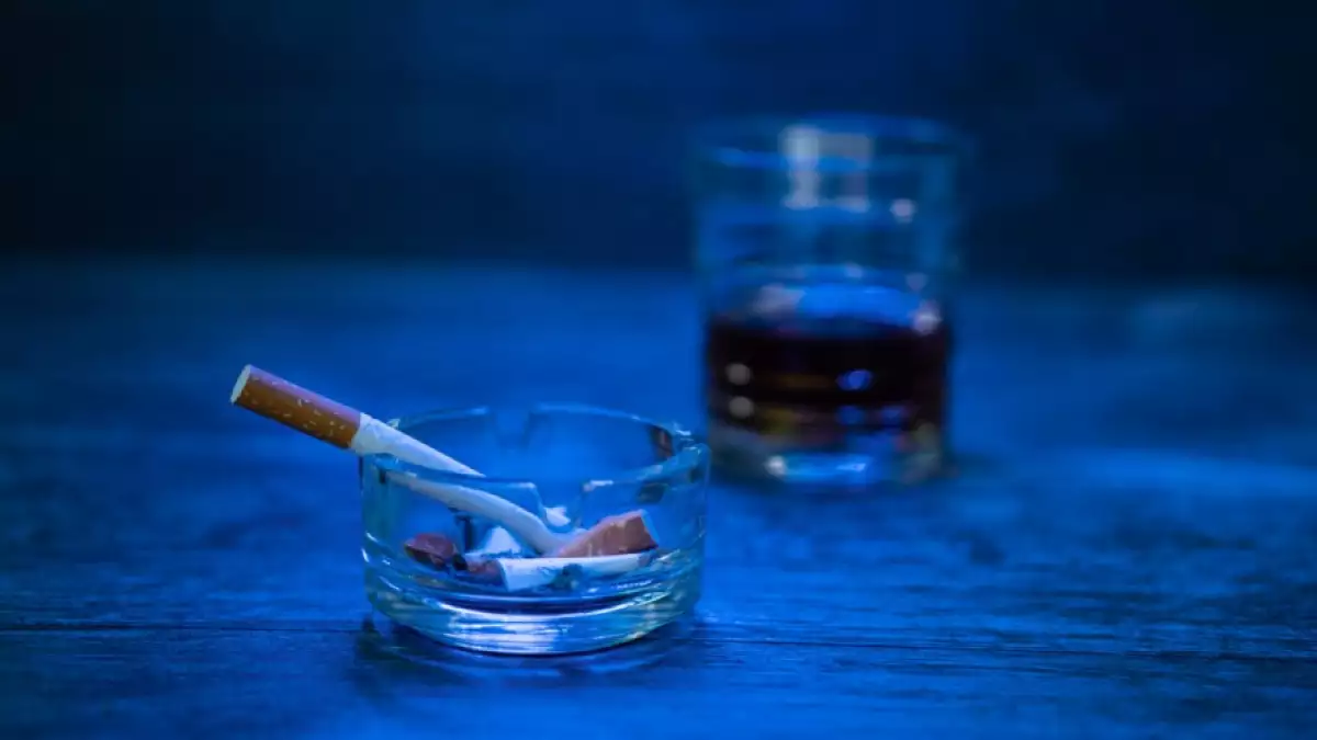 Generaciones Z y Alfa dejan el alcohol y el cigarro, pero no los riesgos: prefieren vapeadores y opioides