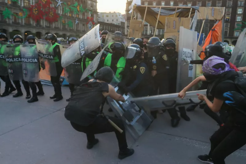 Madres de víctimas de feminicidios, abuso sexual e hijos desaparecidos acompañadas de mujeres de diferentes colectivas feministas encabezaron la marcha "25N Contra la erradicación de la violencia hacia la mujer".