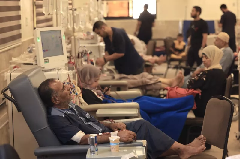 Los pacientes se someten a diálisis en un hospital de Khan Yunis, en el sur de la Franja de Gaza, el 24 de octubre de 2023, en medio de las batallas en curso entre Israel y el grupo palestino Hamas.