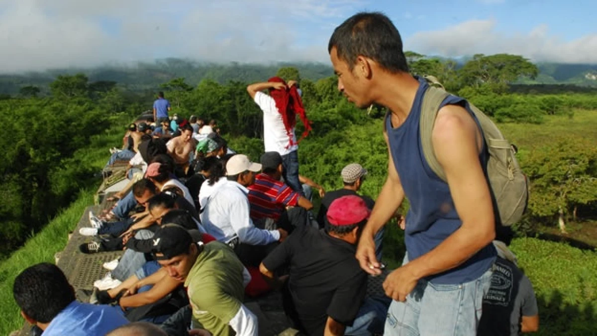 Migrantes centroamericanos cruzan en tren por México