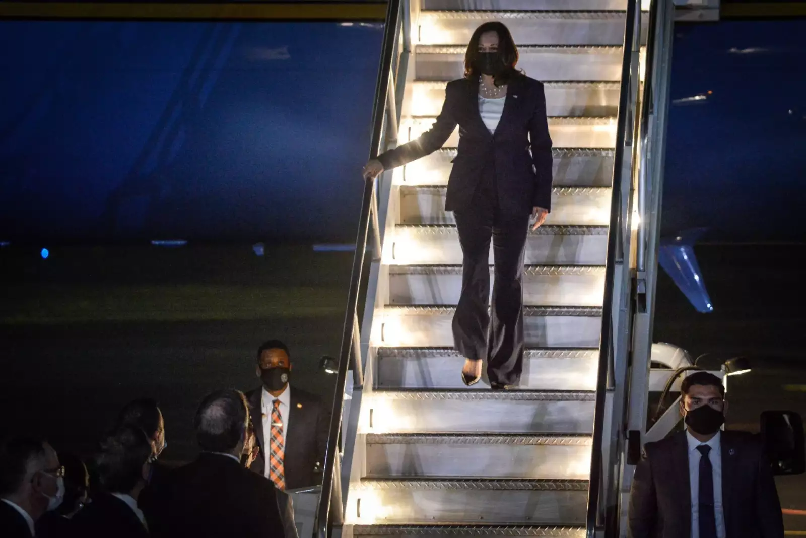 Kamala Harris, vicepresidenta de Estados Unidos, durante su arribo al hangar de la Base Aérea Militar número 19 del Aeropuerto Internacional de la Ciudad de México (AICM) con motivo de su visita al país. Harris, fue recibida por Marcelo Ebrard, secretario de Relaciones Exteriores.