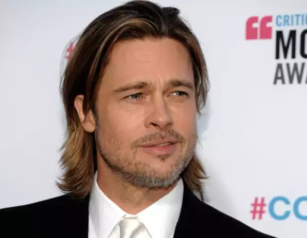El atractivo actor dará viviendas a los damnificados por el huracán Katrina.