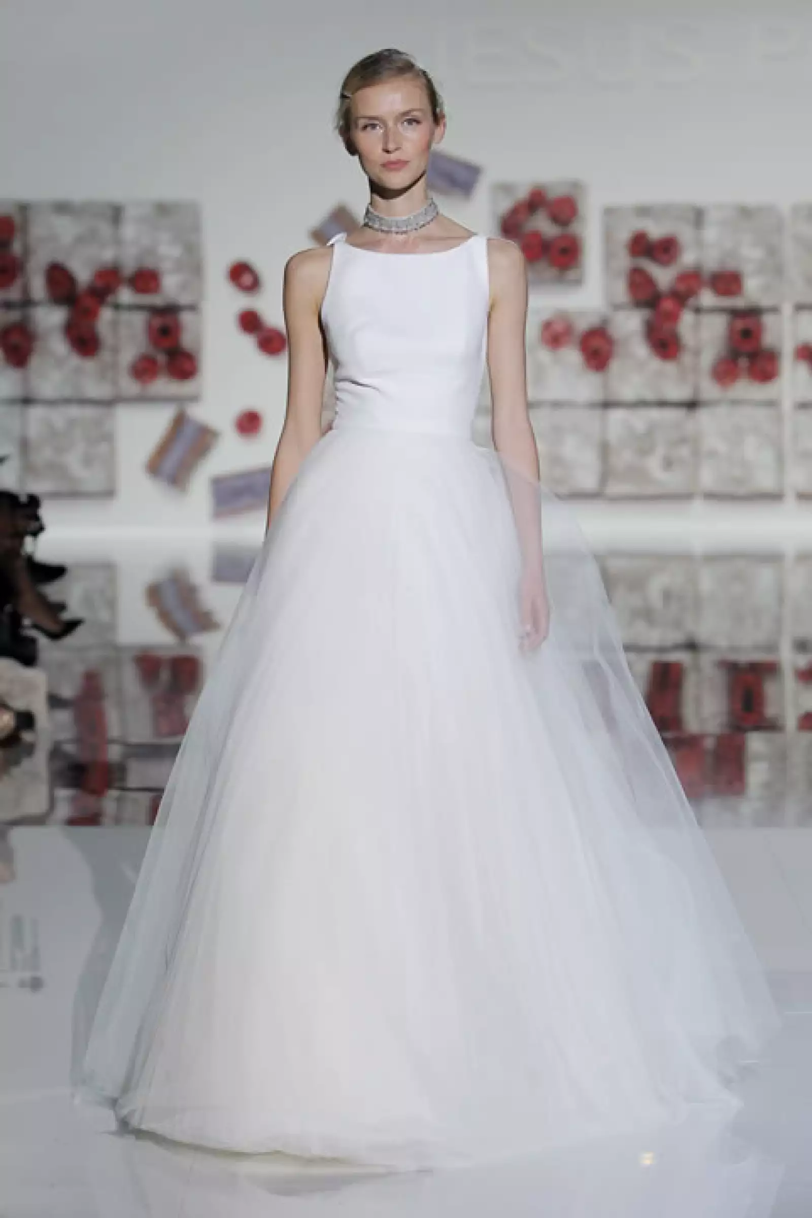 Vestido en A con olanes en la espalda.