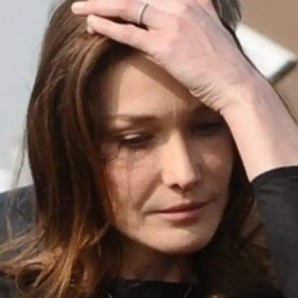 ¿Qué le preocupará a Carla Bruni? ¿Le dolerá la cabeza?