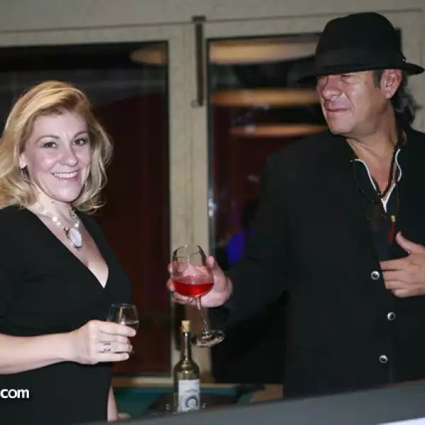 Julie Kinyon,Walter Ormeño