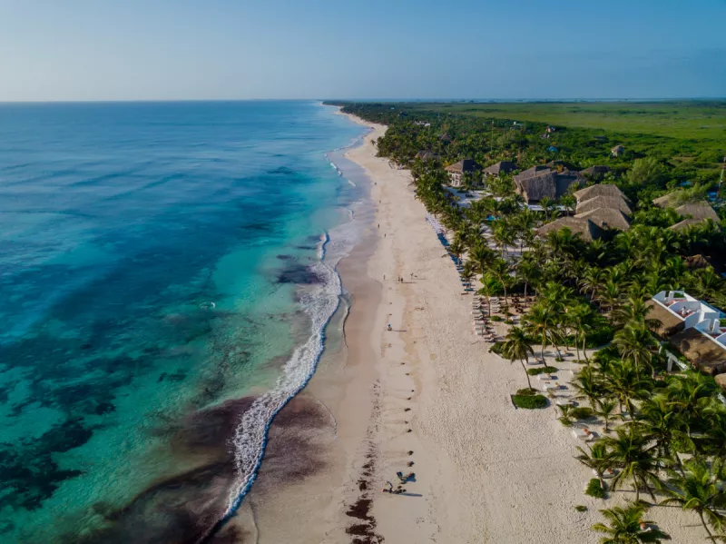 (Vista aérea de playa en Tulum, donde se construirá el aeropuerto)