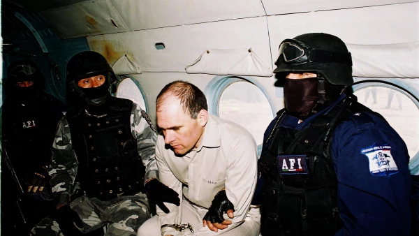 Aunque Osiel Cárdenas, exlíder del cártel del Golfo, fue capturado en 2003 por el Ejército Mexicano fue hasta 2005 que se concedió su extradición. La entrega del capo no se realizó de forma inmediata pues fue trasladado a EU el 19 de enero de 2007.