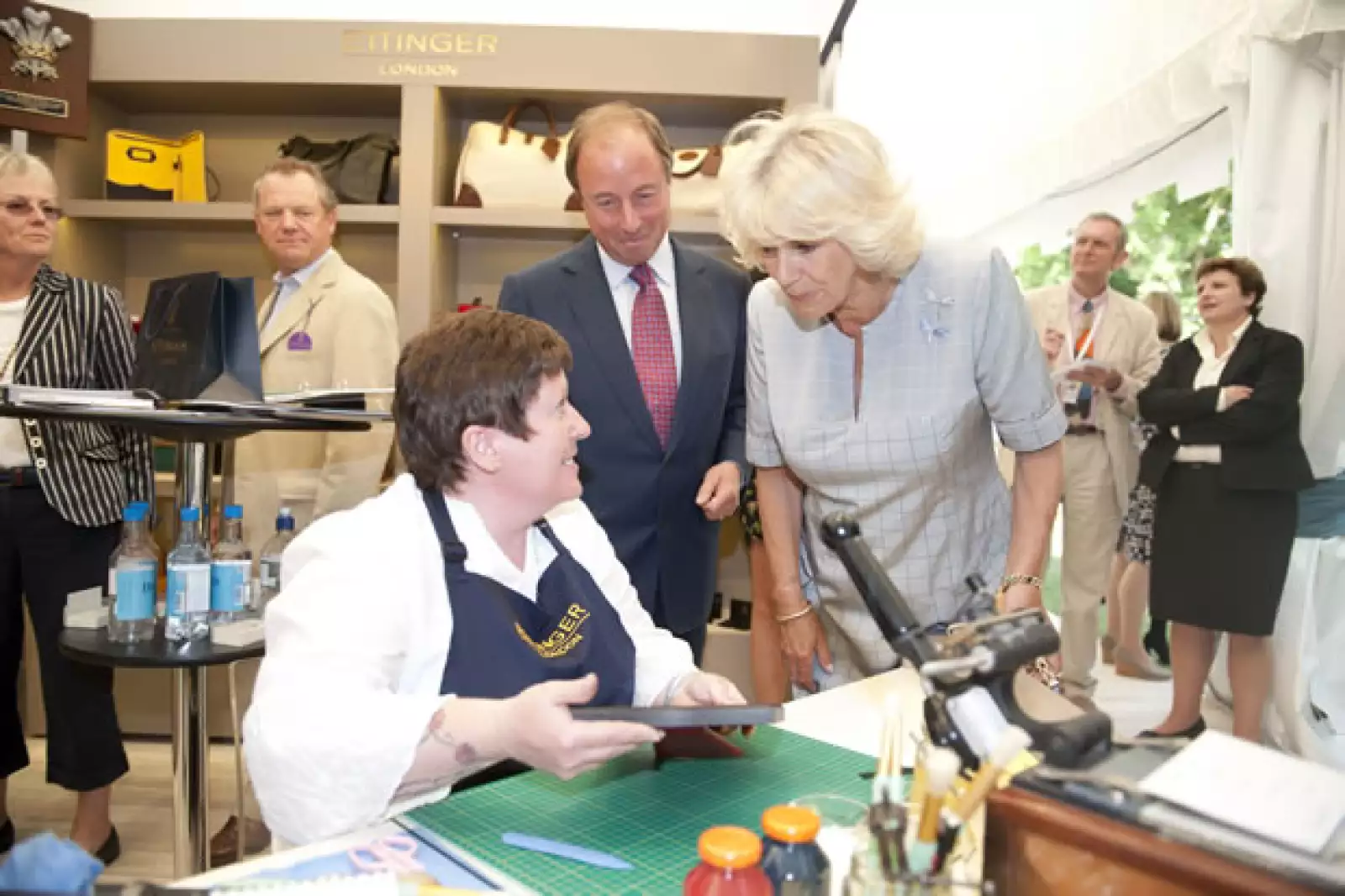 Camila se interesó por los puestos de atracciones.