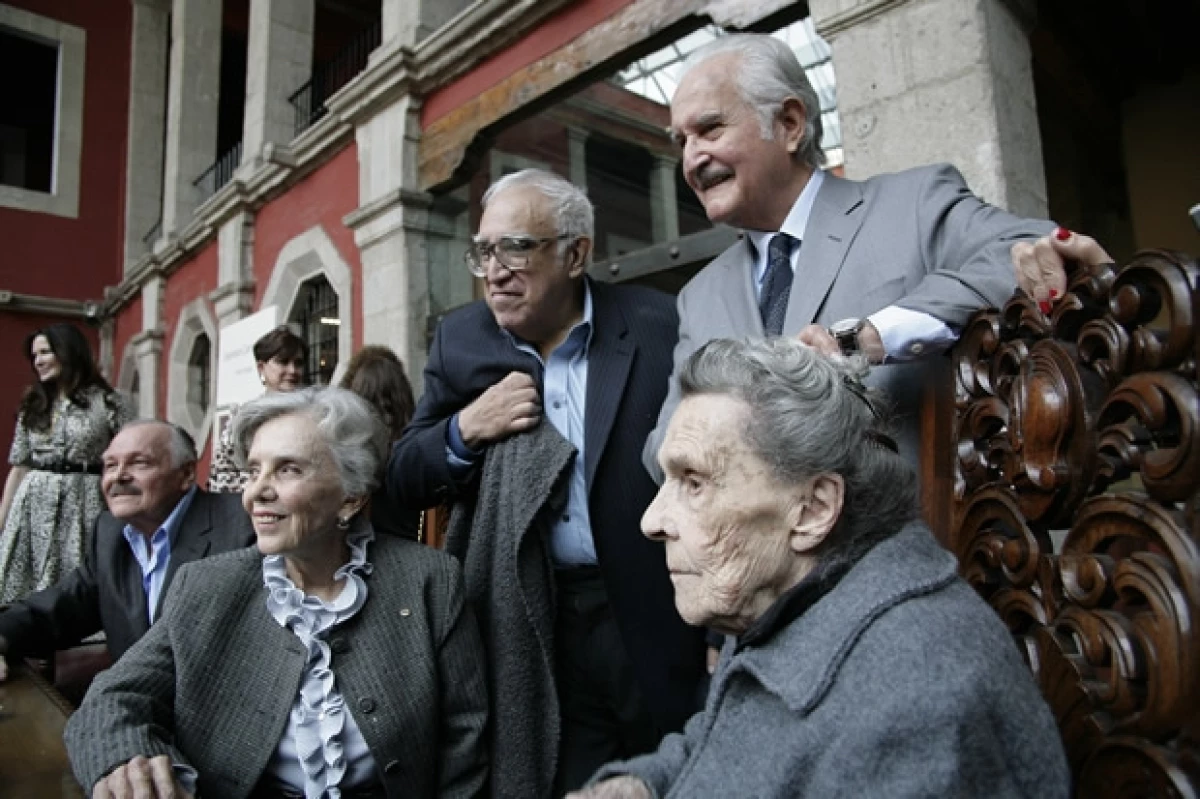 Decidió ser escritor a los 21 años, se casó dos veces y tuvo tres hijos, de los cuales fallecieron dos. Aquí el rostro más íntimo del gran novelista que murió hoy a los 83 años.