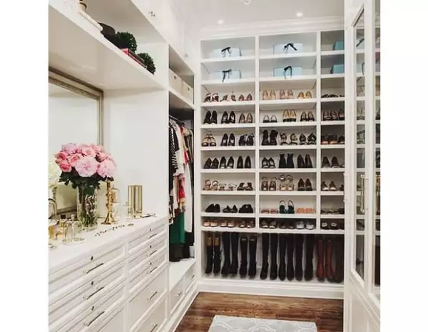 No dejes que tus zapatos se vean amontonados.