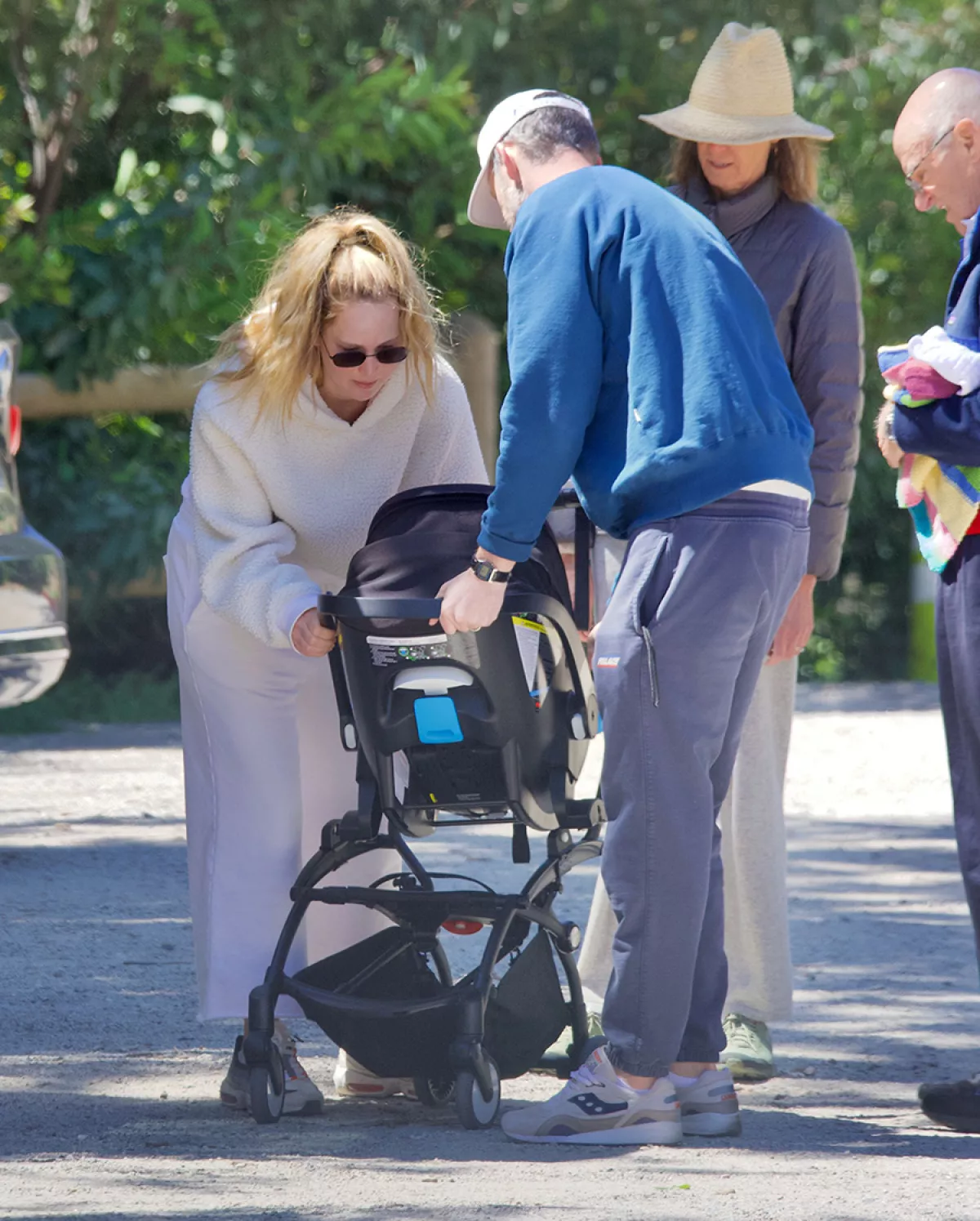 Jennifer Lawrence sale de paseo con su bebé