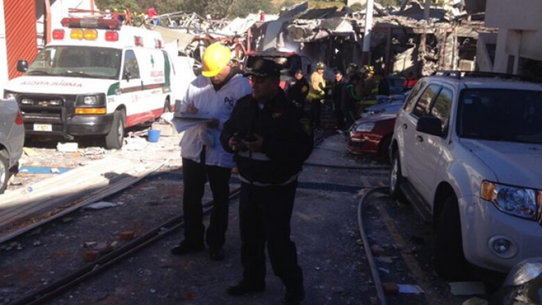 El equipo de venteo, bomberos, personal militar y policía federal atienden la emergencia.