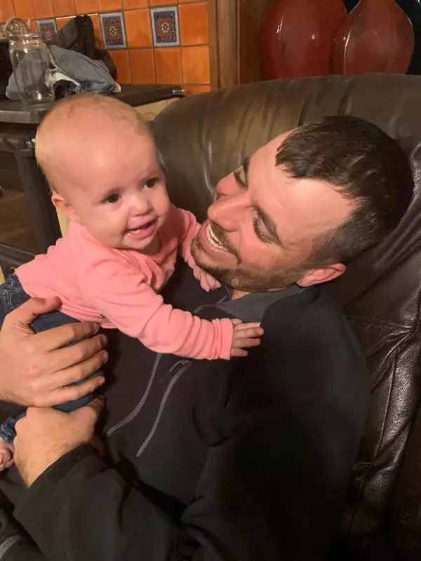 Faith en brazos de su padre Tyler
