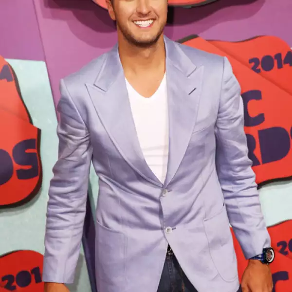 Luke Bryan tiene 37 años y dos hijos, pero aún es correcto fantasear con escuchar al oído una balada country cantada por él.