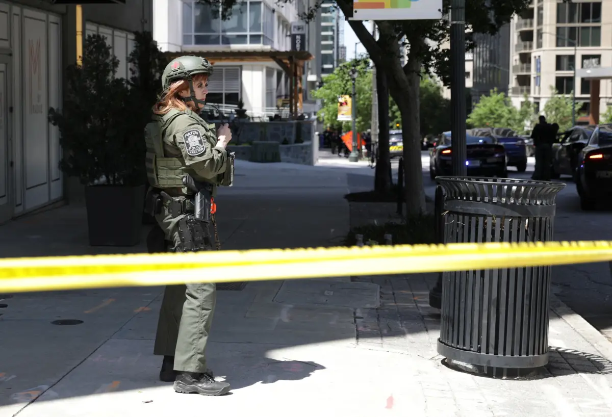 Un agente de la ley hace guardia después de los informes de varias víctimas de un pistolero en un hospital del centro de Atlanta, Georgia, EE. UU., el 3 de mayo de 2023.