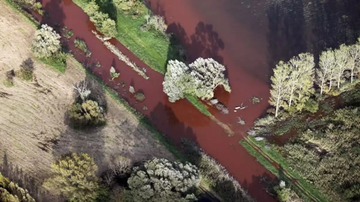 vista aerea derrame de lodo rojo en hungria
