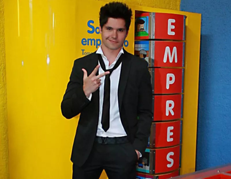 El joven actor aseguró que no tiene novia y que por ahora se encuentra concentrado en su trabajo en la novela "MissXV" donde comparte créditos con Paulina Goto y Natasha Dupeyrón.