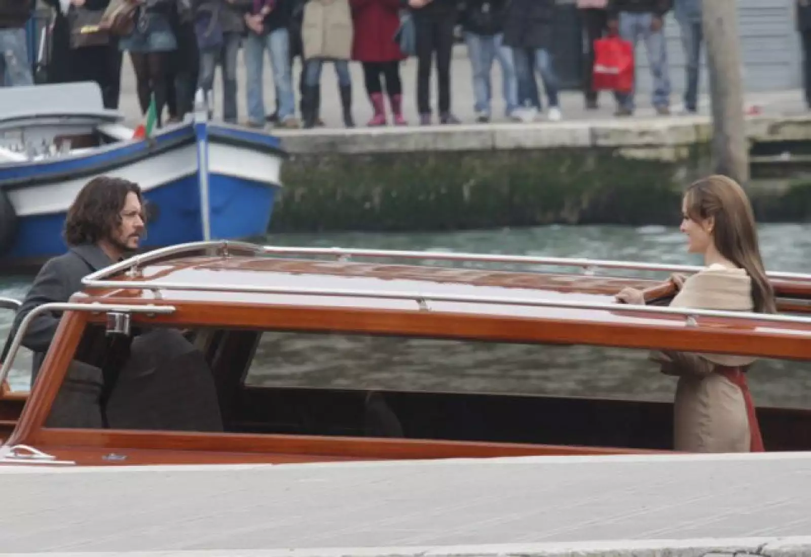 Después de que se anunciara que Angelina Jolie y Johnny Depp protagonizarían la cinta The Tourist, los rumores no se han hecho esperar.