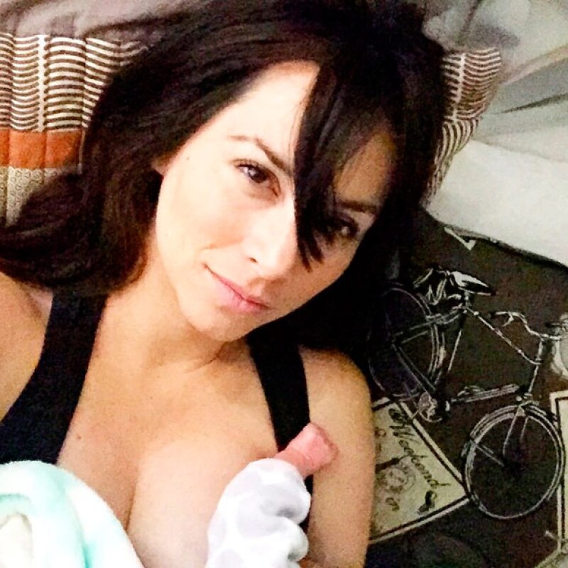 Aunque ojerosa, la conductora lució su belleza de maternidad.