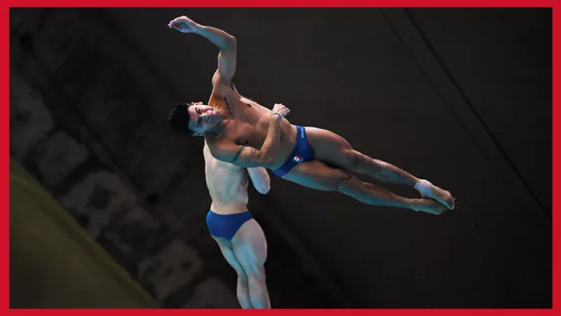 Foto de Osmar Olvera en pleno clavado de trampolín