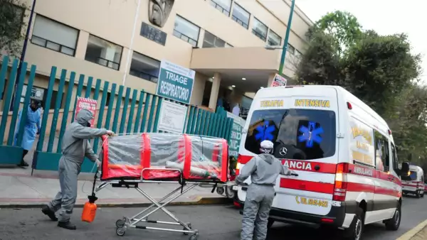 Ante el bloqueo de ambulancias en las entradas del Centro Médico Siglo XXI, los paramédicos salieron con su capsula para poder ingresarla a la ambulancia.