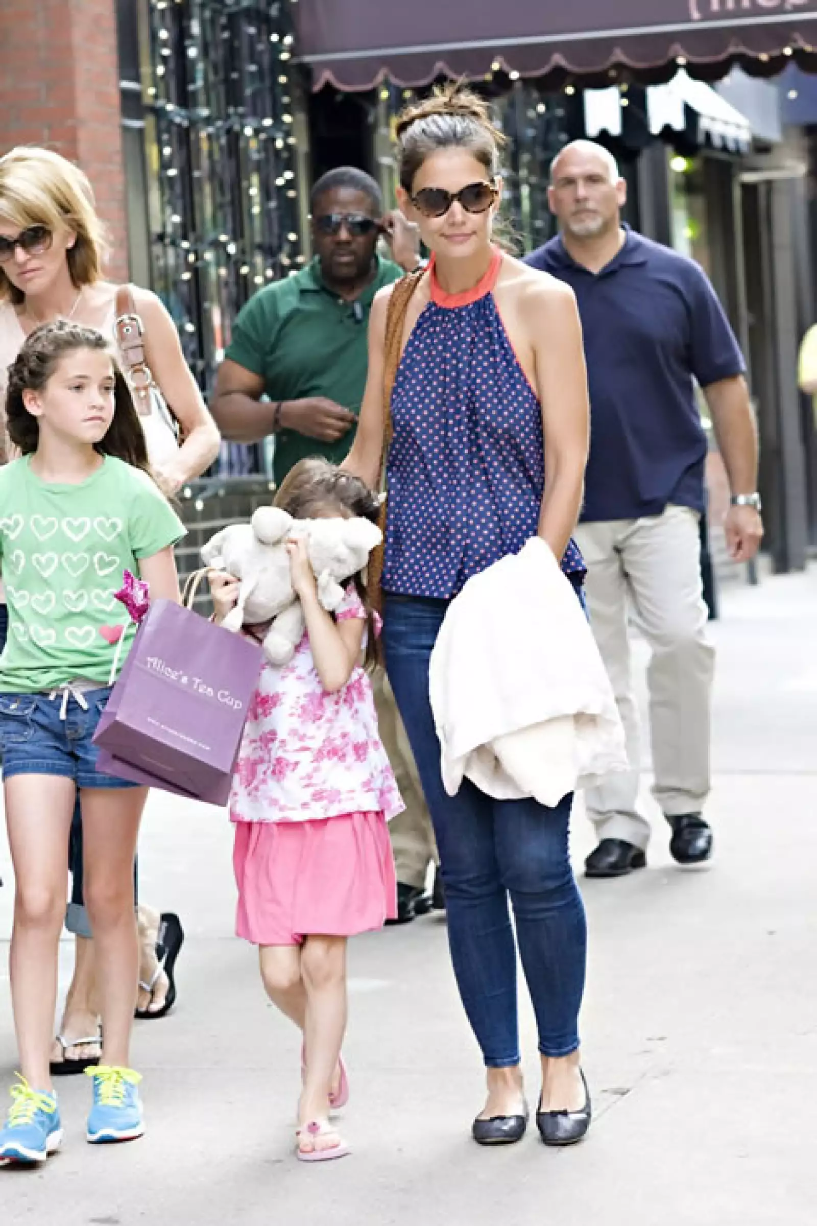 Desde muy pequeña, la primogénita de Katie Holmes mediante sus gestos ha dado el mensaje que no le gustan los paparazzi.